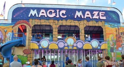 Khu vực Magic Maze. Kính phản chiếu đủ kiểu hình dạng.