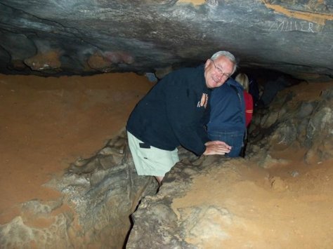 Các du khách phải khom xuống và vượt qua cái ngách cong queo tí tẹo này từng bước một độ chừng 10 phút mới ra khỏi khu vực. (Ảnh của MCNP)