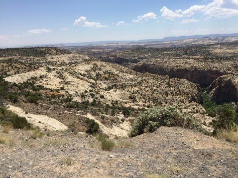 Vực thẳm bên phải.