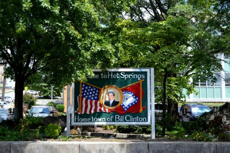 Bảng ghi danh "Đây là quê của Tổng thống Bill Clinton".