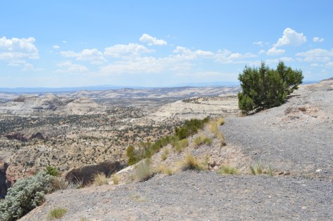 Vực thẳm bên trái.