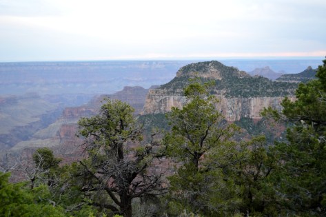 Tiếp nối bên phải North Rim.