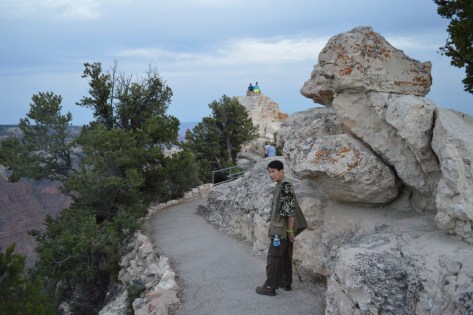 Chút xíu nữa. Chổ mấy người đang ngồi trên mỏm chót vót đó.