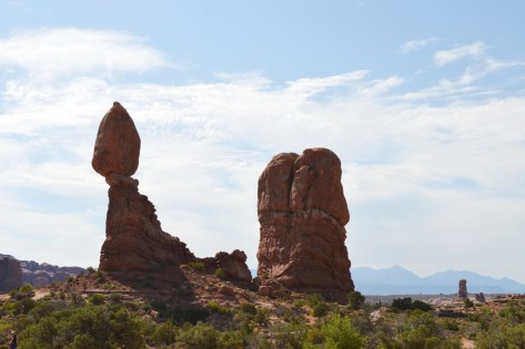 The Balance Rock, trên đường đến The Windows.