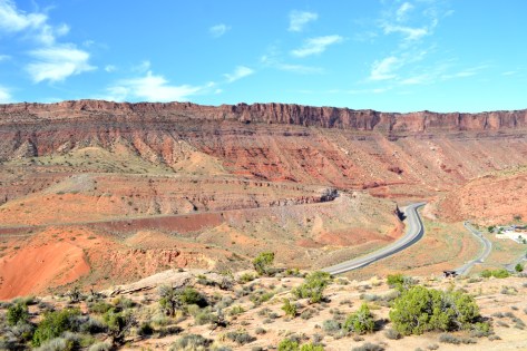 Điểm dừng đầu tiên để du khách xem thành quách xung quanh công viên. Visitors Cen ter và cổng vào bên phải phía dưới ảnh.