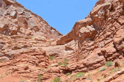 Thành quách bốn bề.