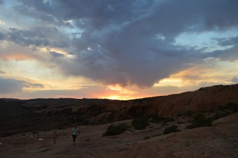 Vậy mà cũng có người còn leo lên giờ này nữa chứ. 