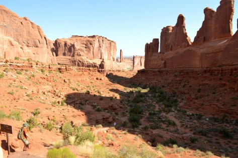 Park Avenue nhìn thẳng. Dưới thung lũng có một nhóm du khách đi khám phá. 