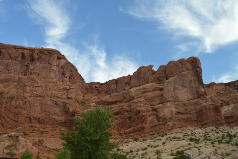 Đường lên công viên. Nếu các bạn nhìn xuống góc trái của ảnh các bạn sẽ thấy một chiếc xe SUV đang leo dốc vào công viên.