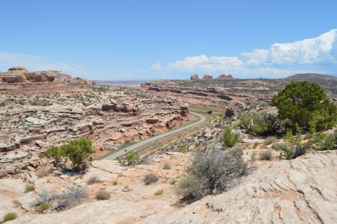 Xa lộ giữa canyons. Các bạn có nhìn thấy một chiếc ô tô đang chạy giữa xa lộ?