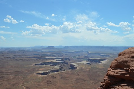 Green River nằm ở giữa canyons.