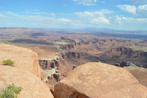 Góc trái White Rims Canyons cân cảnh.