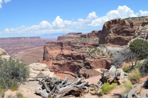 Đường lên Canyons. Các bạn có thấy chiếc ô tô đang bò lên dốc?