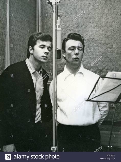 Barry Mason (trái) và Les Reed năm 1965.