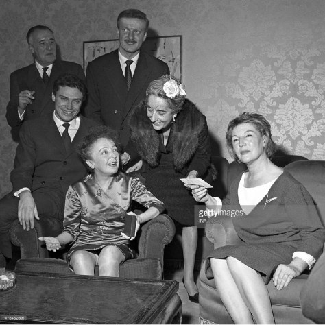 Ca sĩ Edith Piaf, được bao quanh bởi Paul Gilson, Georges Moustaki, Hubert Ithier và Marguerite Monnot.