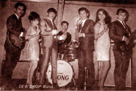 Ban nhạc "Dew Drop" với  Khánh Băng (guitar, trái) và Phùng Trọng (trống) - hai nhạc sĩ rock gần như đầu tiên của Việt Nam.