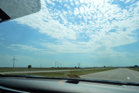Cánh đồng quạt gió trên I-70 W, bang Kansas.