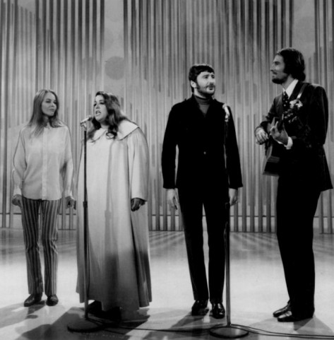Ban "The Mamas and the Papas" năm 1968: Michelle Phillips, Mama Cass Elliot, Denny Doherty, John Phillips.