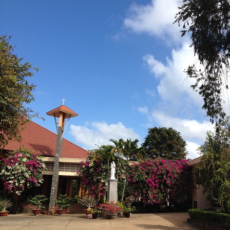 Ảnh tượng đài Thánh Giuse trong khuôn viên Tu viện NVHB _ Bmt