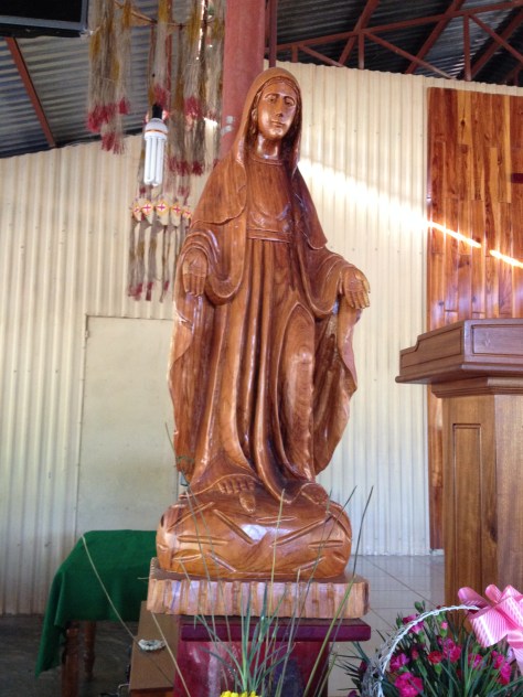 1/ Ảnh tượng Đức Mẹ bằng gỗ do một người đàn ông sắc tộc Bana ở làng Konđúp Kontum khắc.