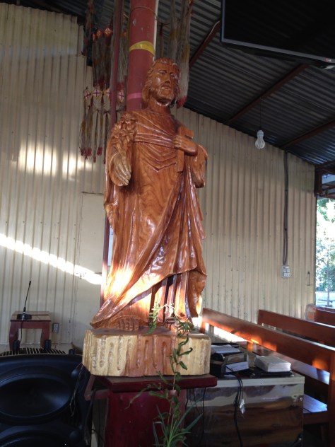 2/ Ảnh tương Thánh Giuse bằng gỗ do một người đàn ông sắc tộc Bana ở làng Konđúp Kontum khắc.