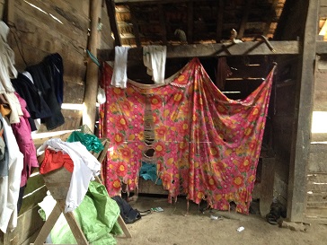 Ảnh tấm màn che chiếc giường ngủ của gia đình bố mẹ Đan bên xóm Đào