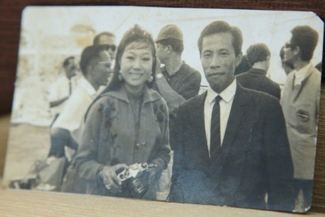 Nhạc sĩ Y Vân và nghệ sĩ Kim Cương trong chuyến lưu diễn tại Lào năm 1968.