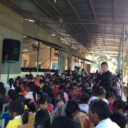 1/ Ảnh các em Thiếu nhi giáo xứ Buôn Hằng ngồi ngoài chái nhà thờ tiền chế để tham dự Thánh lễ, vì nhà thờ giáo xứ không đủ chỗ cho các em vào trong.