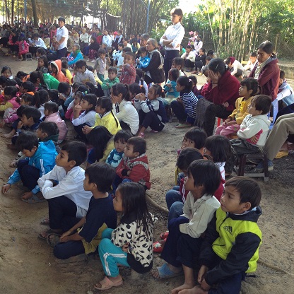 2/ Ảnh các em Thiếu nhi không đủ chỗ phải ngồi cả ra sân để tham dự Thánh lễ.