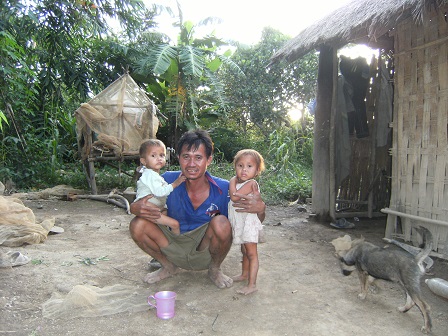 Ảnh ba bố con bố Yup trước sân nhà ở thôn Hai.