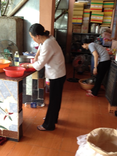 1. Các mẹ chuẩn bị cân bột và nấu nước đường làm bánh dẻo tại bếp nhà các Yăh.