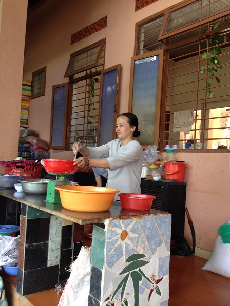 2. Cân bột làm bánh dẻo