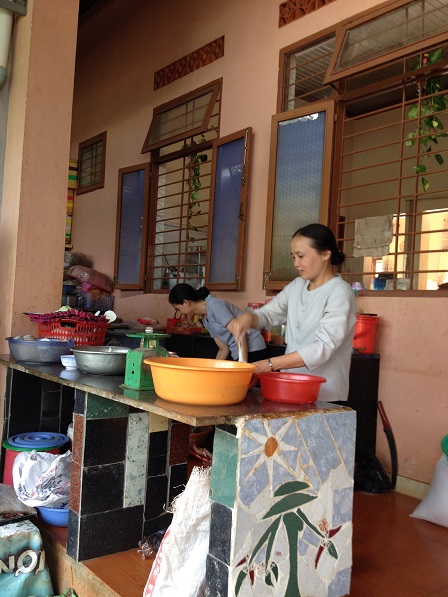 3. Đánh bột làm bánh dẻo