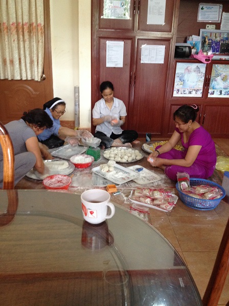 4. Một số mẹ giúp các Pi (Các Yăh) làm bánh dẻo 