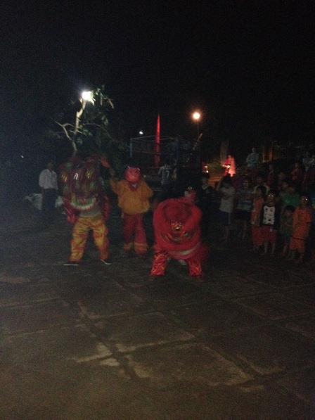 8. 21g00 Tối ngày 13/ 9/ 2016 các em nhỏ đến nhảy lân nhà các Pi (Các Yăh). Sân không có bóng đèn nên rất tối. 