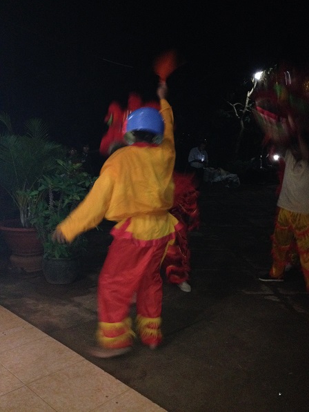 9. Ông địa đang điều khiển Lân