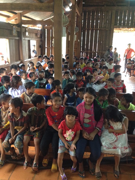 2/ Các em thiếu nhi trong nhà thờ Sóc Bụi tre, trước khi nhận quà Trung thu.