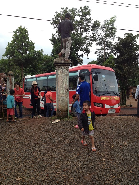 1/ Xe Từ thiện chở quà Trung thu chuẩn bị vào nhà thờ giáo họ Sóc Bụi tre thuộc giáo xứ Bù Đăng.