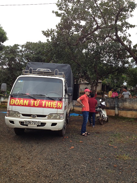 2/ Xe vào cổng nhà thờ giáo họ Sóc Bụi tre.