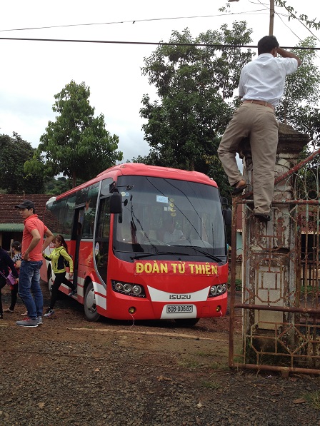 3/ Đoàn từ thiện gồm hai xe từ Hố Nai tỉnh Đồng Nai đến chia sẻ quà cho 200 hộ nghèo và quà Trung Thu cho các em nhỏ ở Sóc Bụi tre, huyện Bù Đăng tỉnh Bình Phước. 