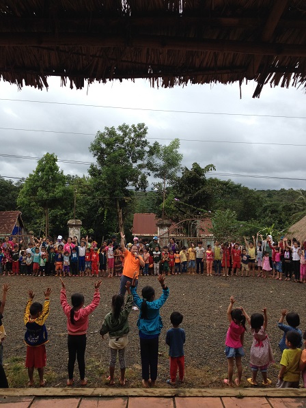 Các em Sóc Bụi tre sinh hoạt trước sân nhà thờ, với các anh chị thiện nguyện trước khi nhận quà Trung thu.