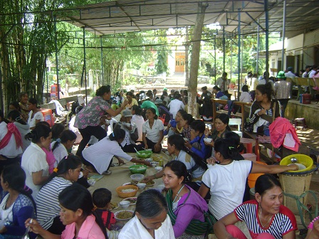 1/ Ảnh các mẹ trong sân giáo xứ Buôn Hằng ngày sinh hoạt mừng lễ bổn mạng.