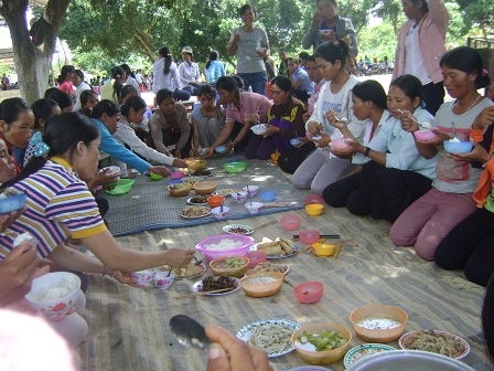 2/ Ảnh các mẹ trong giờ cơm trưa của ngày sinh hoạt tại sân nhà thờ giáo xứ Buôn Hằng – Gp. Bmt.