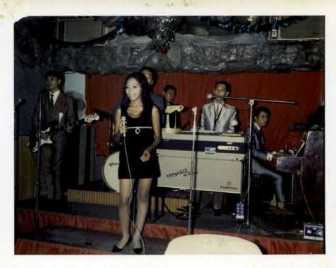 Pauline Ngọc năm 1972 tại vũ trường Olympia, Sài Gòn.