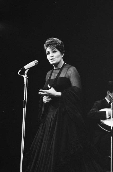 ca sĩ Amalia Rodrigues.