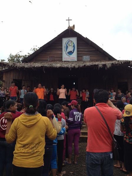 Các bố mẹ cùng sinh hoạt với đoàn từ thiện, ở sân trước nhà thờ giáo họ Sóc Bụi tre – Bù Đăng