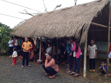 Một số mẹ ở trong nhà chờ trong khuôn viên nhà thờ giáo họ Sóc Bụi tre đợi đoàn từ thiện từ Hố Nai đến.