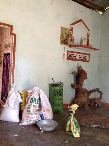 Gian phòng khách của gia đình bố mẹ Brao ở thôn Năm