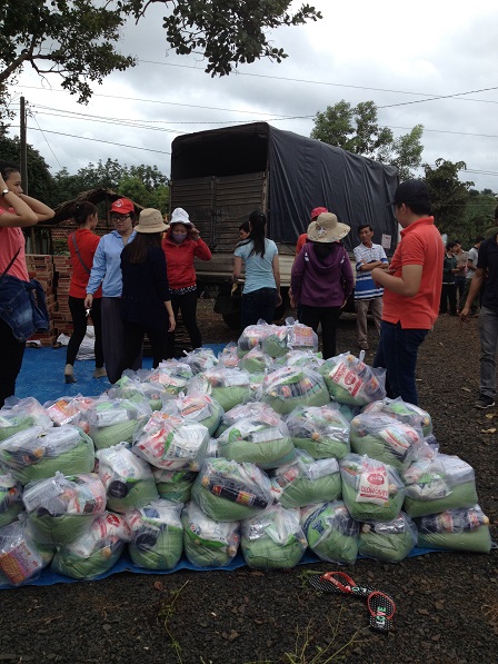 Hai trăm phần quà cho hai trăm hộ nghèo trong Sóc Bụi tre – Bù Đăng