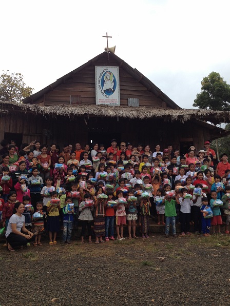 Các em thiếu nhi với phần quà Trung thu trên tay, trước nhà thờ giáo họ Sóc Bụi tre – Bù Đăng